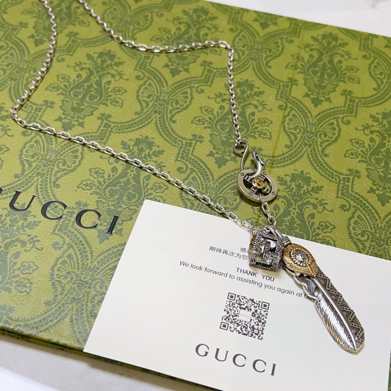 G*u*i necklaces